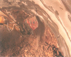 진동리퍼를 이용한 터널굴착 사진