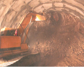 진동리퍼를 이용한 터널굴착 사진